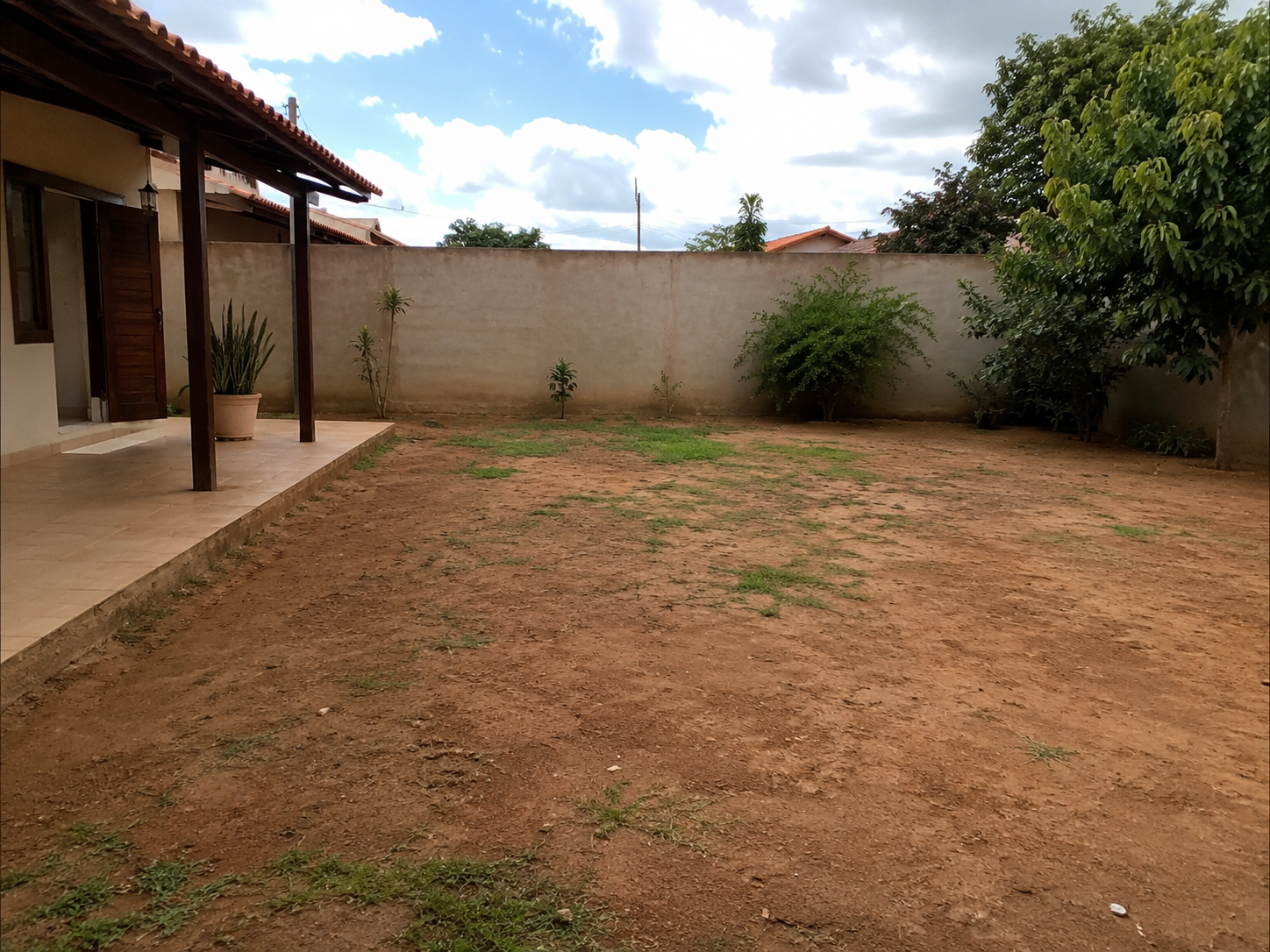 Quintal com terra aparente antes da aplicação do Seixo Marrom